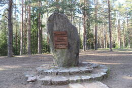 Piemiņas zīme Ložmetējkalnā. Avots: Latvijas Lauku tūrisma asociācija "Lauku ceļotājs", autors: Juris Smaļinskis.