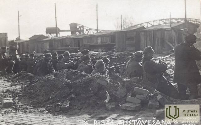 523LatvijasarmijaskaravīriierakumosDaugavmalā.jpg