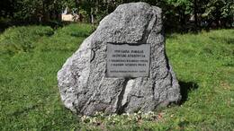 Mälestuskivi Alūksne vabastajatele - 2. Eesti ratsaväerügemendile ja Valmiera jalaväerügemendile, 29. mai 1919. Allikas: Jānis Sijāts, Vidzeme Turismiühing