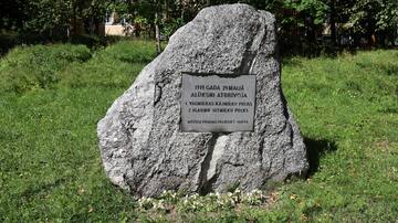 Piemiņas akmens Alūksnes atbrīvotājiem - 2. igauņu jātnieku pulkam un Valmieras kājnieku pulkam, 1919. gada 29. maijā.. Avots: Jānis Sijāts, Vidzemes tūrisma asociācija