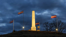 Piemineklis Latvijas Neatkarības karā kritušajiem 7. Siguldas kājnieku pulka karavīriem. Avots: Alūksnes novada pašvaldība
