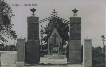 Tēlnieka Augusta Jullas veidotais piemineklis 1914.-1920. gadā kritušo karavīru brāļu kapos Cēsu Lejas kapsētā.  Piemineklis atklāts 1927. gadā. Avots: Cēsu Vēstures un mākslas muzejs.