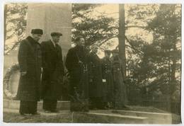Открытие памятника жертвам Второй мировой войны в Мадоне. 1947 год. Парковая горка. Источник: Фото Мадонского краеведческого и художественного музея.