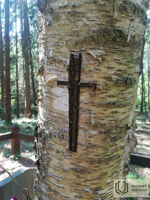 Apūzniekupartiz_kaujas_piemiņasvieta1946_krus.jpg