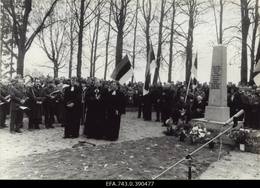 Vabadussõja Kõnnu lahingu mälestussamba taasavamine. Esiplaanil õpetaja Eenok Haamer oma poegade Markuse ja Naataniga,  1988, Martin Laan.