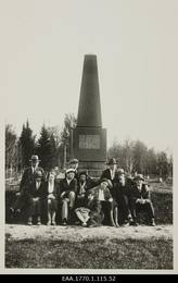 Grupp Eesti üliõpilaste seltsi "Veljesto" liikmeid matkal, Vabadussõja mälestussamba ees Palamusel. Eesti Rahvusarhiiv, 1932. http://www.ra.ee/fotis/index.php/et/photo/view?id=740600&_xr=5fbfb1727b1b9