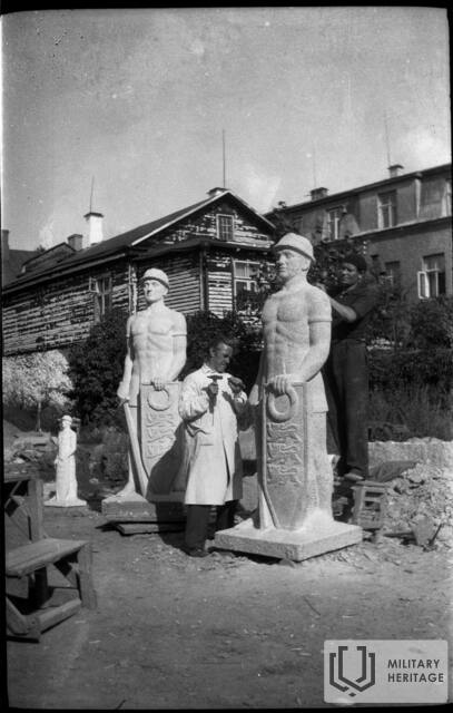 PetserimaaVabadussõjamonumendisõdur-1939-1944.jpg