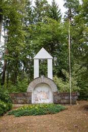 Vabadussõjas langenud 2. ventspilsi jalaväerügemendi sõdurite mälestusmärk. Arhitekt Ansis Bērziņš (1913–2001). Allikas: Gita Memmēna, Vidzeme Turismiühing