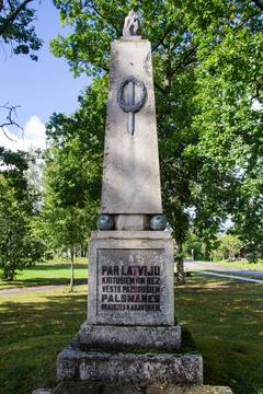 Piemineklis Latvijas Atbrīvošanas karā un bez vēsts pazudušajiem Palsmanes pagasta iedzīvotājiem. Avots: Gita Memmēna, Vidzemes tūrisma asociācija
