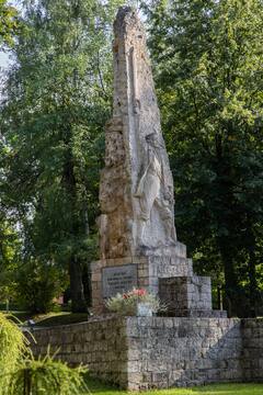 Piemineklis Cēsu kaujās kritušajiem igauņu un latviešu karavīriem Liepas pagastā. Avots: Gita Memmēna, Vidzemes tūrisma asociācija
