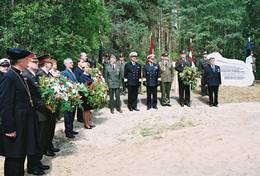 Cēsise lahingus langenud 110 Eesti ja 44 Läti sõduri mälestusmärgi avamine Cēsise-Valmiera maantee ääres, Rauna jõe silla lähedal. 1. rida paremalt: 1. - Cēsise rajooni tegevdirektor Māris Niklass, 4. - Eesti Vabariigi relvajõudude juhataja viitseadmiral Tarmo Kouts, 5. - Läti relvajõudude juhataja viitseadmiral Gaidis Zeibots. Allikas: Tālis Pumpuriņš, Jānis Bahmanis, Cēsise ajaloo- ja kunstimuuseum