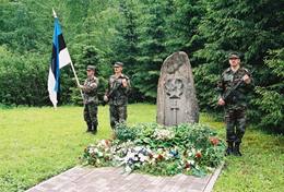 Karavīru goda sardze pie kapa pieminekļa nezināmajam latviešu karavīram pie  Ieriķiem Drabešu pagastā. No jauna veidotais piemineklis atklāts 1988. gada  11. novembrī. Pieminekļa autori  - tēlnieki Maija Baltiņa un Andrejs Jansons. Avots: Tālis Pumpuriņš, Jānis Bahmanis, Cēsu Vēstures un mākslas muzejs