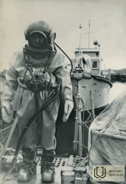 DiverinHarasubmarinedemagnetizationcentrein19.png