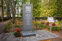 Memorialinė stela Lāčplėsio karinio ordino kavalieriams. Šaltinis: Gita Memmēna, Vidžemės turizmo asociacija