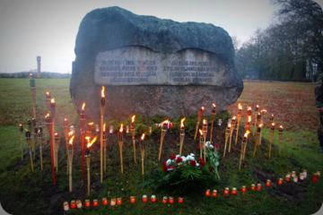 Lāčplēša dienas lāpu gājiens uz uz pieminekli Vīlandes skolnieku rotas karavīriem Stalbē. Avots: www.pargaujasnovads.lv