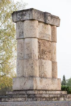 Tēlnieka Kārļa Zāles un arhitekta Aleksandra Birzenieka veidotais piemineklis Neatkarības karā kritušajiem. Avots: Gita Memmēna, Vidzemes tūrisma asociācija