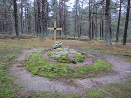 21. jaanuaril 1945 mahalastud Leedu sõdurite mälestuspaik Pāvilosta Zaļkalnsi metsas. 2015. Pāvilosta Koduloomuuseum.