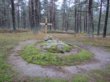 Piemiņas vieta 1945. gada 21. janvārī nošautajiem lietuviešu karavīriem Pāvilostas Zaļkalna mežā. 2015. gads. Pāvilostas novadpētniecības muzejs.