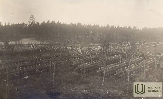 karavīrisvinīgāpiemiņaspasākumāBrāļukapos1920.jpg