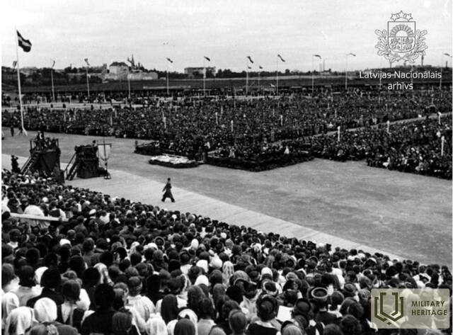 9483DziesmusvētkiLatvijasUzvarasparkā1938Latv.jpg
