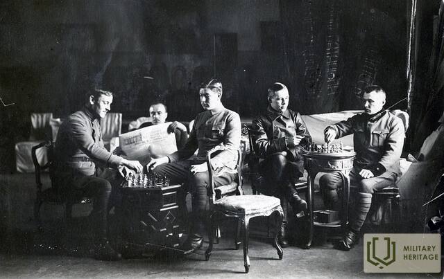 50LatviešustrēlniekiatpūtāKremlīMaskavā1918La.jpg