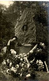 Emilija Gelbe abikaasa, mereväeleitnant, LKO kavaler Vilis Gelbe on maetud Limbaži kalmistule. Monument avati 10. septembril 1922. Allikas: Läti Rahvusliku Ajaloomuuseumi Facebooki fotoalbum