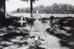 Vidrižis, kohas, kus Vilis Gelbe lahingus langes, Lēdurga pöörde juures, paigaldati mälestusristid 1989. aastal. Siin langesid 19. juunil 1919 lahingus Lāčplēsise sõjaordeni kavaler leitnant Vilis Gelbe ja kaks sõdurit. Foto: Māris Locs. Allikas: Kadunud Läti