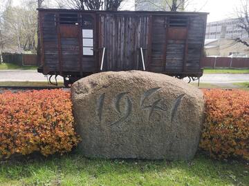 “1941. gada deportāciju vagons” un Piemiņas zīme – akmens „1941”, 2021. Avots: Rīgas plānošanas reģions: autors: Edgars Ražinskis.