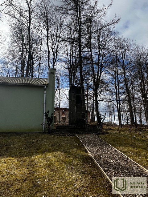 O-Kalpaka-bataljona-pirmajai-kaujai-veltīts-piemineklis-Lielaucē_ZPR--4-.jpeg