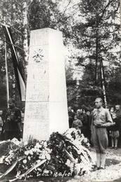 Avati 1939. aastal, insener Z. Feldbergsi projekti järgi. Kalmistule on maetud 10 Tilža piirkonna partisani: Oskars Bērziņš, Georgs Garvēders, Andrejs Krēsliņš, Pēteris Stanga, Pēteris Zvaigznāns, Voldemārs Balodis, neli tundmatut. Ainuke mälestuspaik Balvi rajoonis, mis Nõukogude okupatsiooni aastatel ei hävinud. Allikas: Balvi Maakonna Muuseumi fotokogu