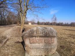 Gedenktafel „Flüchtlingspfad“. Foto: Edgars Ražinskis. 2022