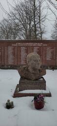 Uz ziemeļiem no Dienvidu forta atrodas Liepājas lielākā kapsēta – Centrālā. Kapsētas dienvidu daļā izveidoti Sarkanās armijas karavīru brāļu kapi, kuros pārapbedīti Liepājas apkārtnē kritušie padomju karavīri, tajā skaitā 67. strēlnieku divīzijas komandieris ģenerālmajors Nikolajs Dedajevs, kurš vadīja Liepājas aizsardzību 1941. gada jūnijā.