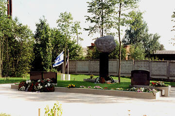 Preiļu Holokausta upuru memoriāls pēc tā atklāšanas 2004. gada 8. augustā. Foto: Igors Pličs. Preiļu vēstures un lietišķās mākslas muzeja krājums.