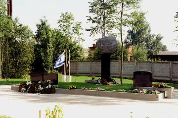 The Preiļi Holocaust Memorial after its opening on August 8, 2004. Photo: Igors Pličs. Collection of the Preiļi Museum of History and Applied Arts.