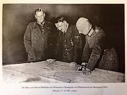 Hitler_in_Hauptquartier_der_Oberkomandos_der_Heeresgruppe_Nord_in_Malnava-_Lettland_21_Juli_1941.png