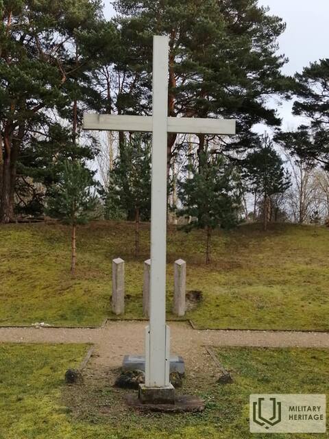 18Liepāja_BaltaiskrustsiepretimKarostascietum.jpg
