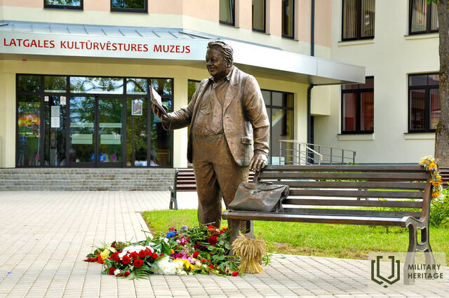 Latgale_Culture_History-museum_statue.jpg