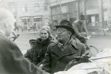 Rakstnieks Kārlis Skalbe ar ģimeni, dodoties bēgļu gaitās uz Kurzemi. Rīga, 1944. gada septembris. Piebalgas muzeju apvienība “Orisāre”.