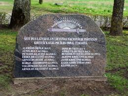Mälestuskivi rahvuspartisanidele Virkuse kalmistul Bērze kihelkonnas. Foto: L. Landsberga