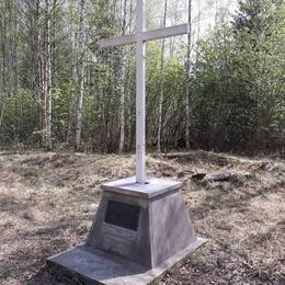 Betoonpostament valge puust ristiga rahvuspartisanide mälestuspaigas Iecava kihelkonnas. Foto: R. Ābelnieks
