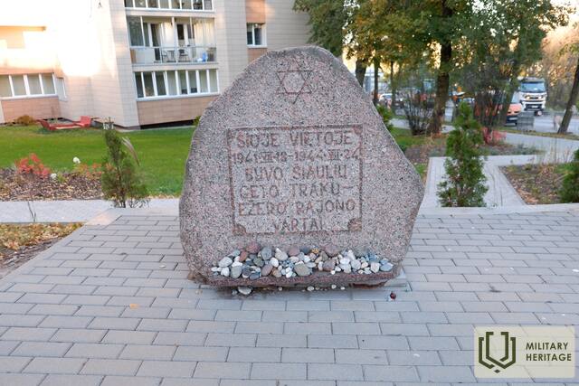 Pasaulio_teisuoliu_skveras_siauliu_geto_vartai.jpg