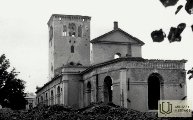 Izdegusī-Jelgavas-Sv-Trīsvienības-baznīca--ap-1945-gadu.jpg