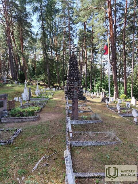 Žuvusių-už-Lietuvos-laisvę-karių-savanorių-paminklas-Zarasuose4.jpg