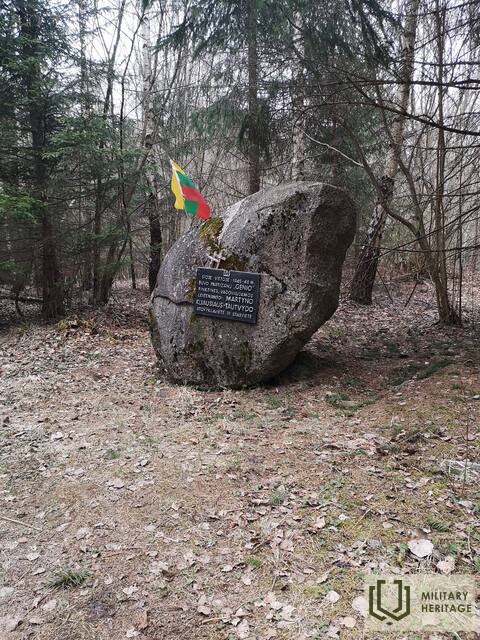 Paminklinis-akmuo-partizanų-stovyklavietėje.jpg