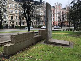 Monument "Müür – lahutaja ja ühendaja" Riias, Kronvalda pargis. 2019. Foto: R. Virks