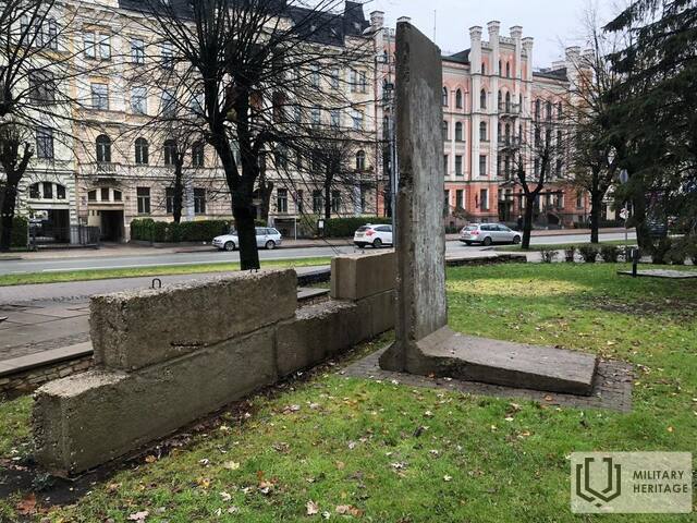 6_Berlīnes-mūra-fragments-Kronvalda-parkā_2007_2.jpg