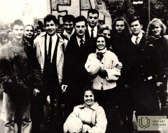 6_LU-VFF-studenti-pie-Berlīnes-mūra-fragmenta-Rīgā_1990.jpg