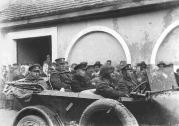 The photograph, taken by Lubāna photographer Alfreds Grāvers (1877-1954), shows the arrival of Kārlis Ulmanis in Lubāna after the failed assassination attempt. Source: Madona Museum of Local History and Art