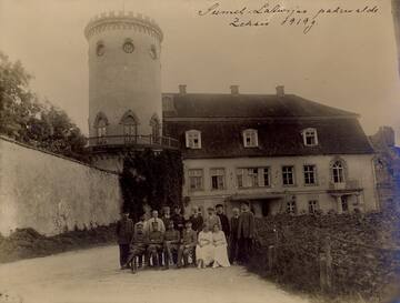 Ziemeļlatvijas Civilpārvaldes vadošie darbinieki pie Cēsu pils 1919. jūnijā. Sēd no kreisās puses: 1.- Aleksandrs Pētersons, 2.-Hugo Celmiņš, 3.-Markus Gailītis, 4.- Ādolfs Vickofs. Stāv no kreisās puses: 4.- Vilis Gulbis. Avots: Latvijas Kara muzejs.