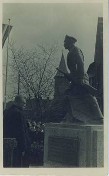 Izglītības ministrs Augusts Tentelis Cēsu pulka skolnieku rotai veltītā pieminekļa atklāšanas svinībās Cēsīs 1938. g. Avots: Cēsu Vēstures un mākslas muzejs